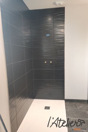salle de bain moderne et épurée