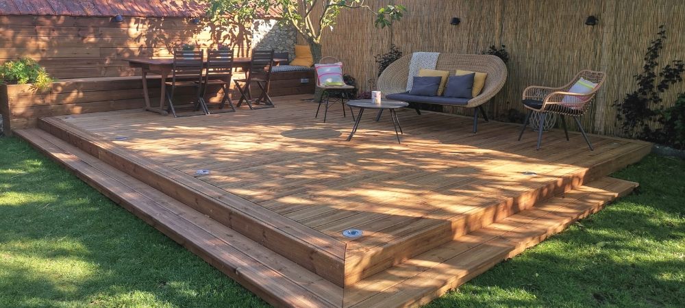 Fabriquer une terrasse en bois sur sol meuble - L'Atelier par Brico Privé