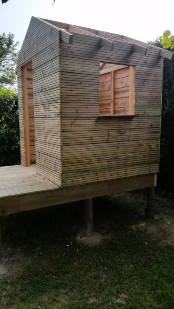 Construire une cabane pour ses enfants en bois de récupération