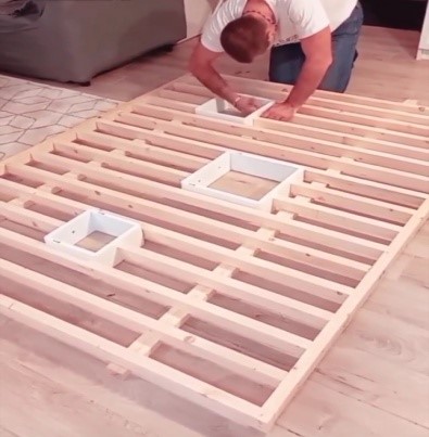 Fabrication sur-mesure et installation d'un claustra bois dans un