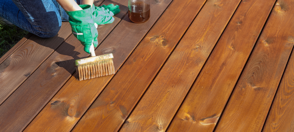 Comment nettoyer sa terrasse en bois au printemps ? - Marie Claire