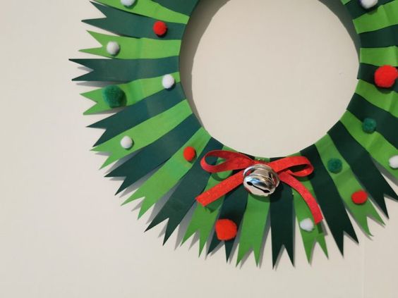 Couronne de Noël en papier DIY : ornez la porte d'entrée de façon créative