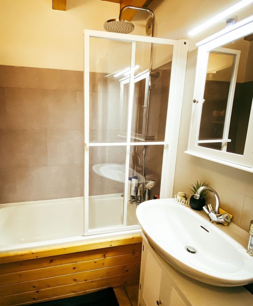 Peinture carrelage : quelle peinture utiliser pour repeindre les carreaux  de votre salle de bain ? - L'Atelier par Brico Privé