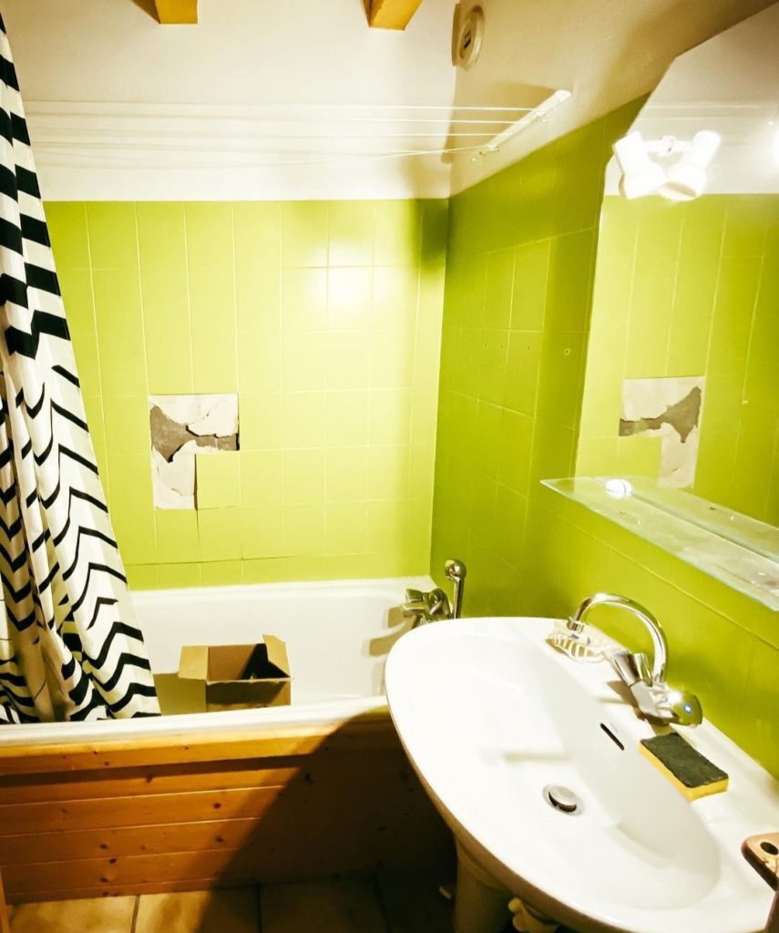 Peinture carrelage : quelle peinture utiliser pour repeindre les carreaux  de votre salle de bain ? - L'Atelier par Brico Privé