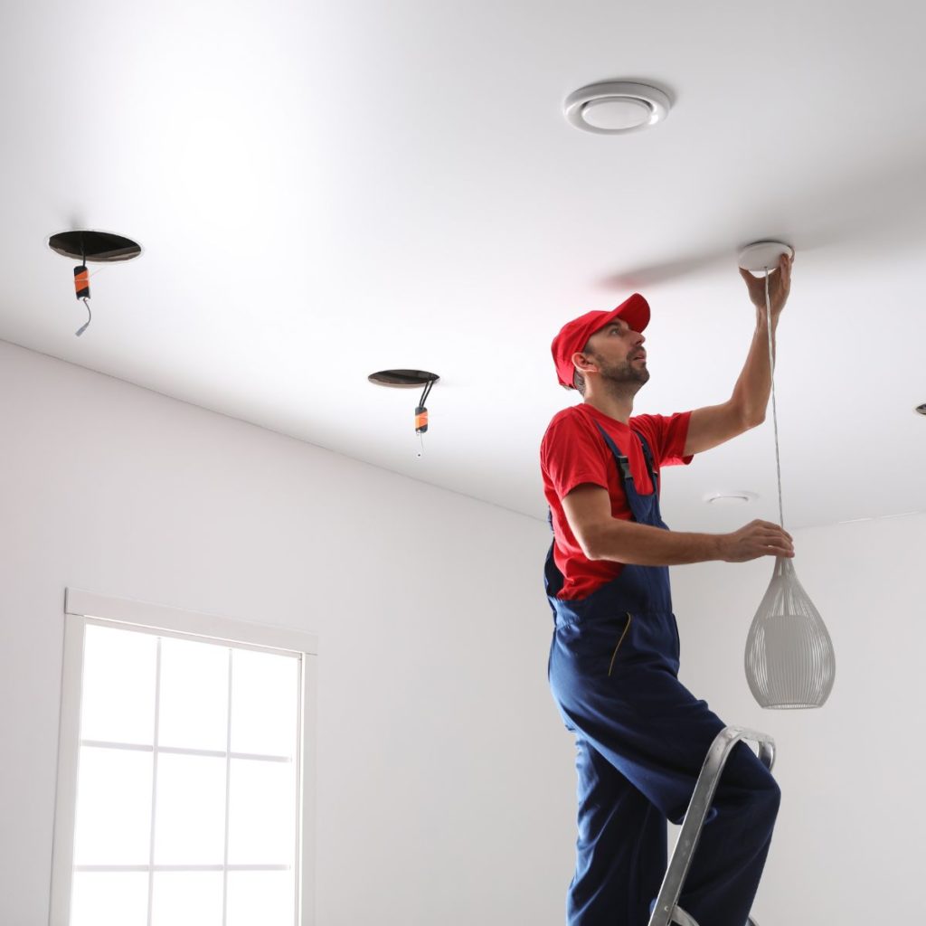 Comment installer un luminaire suspendu au plafond ? - Blog BUT