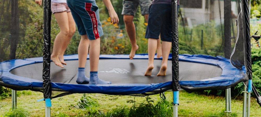 Comment bien choisir son trampoline : tailles, éléments de sécurité, prix -  L'Atelier par Brico Privé