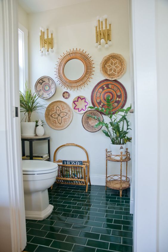 WC avec miroir organique minimaliste