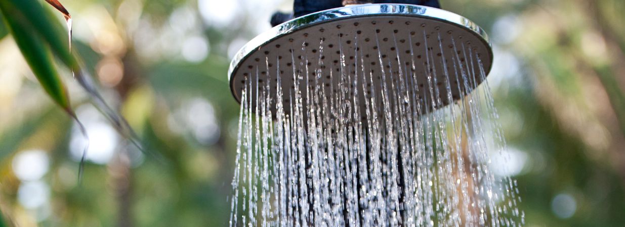 Poser un rideau de douche : conseils et étapes à suivre