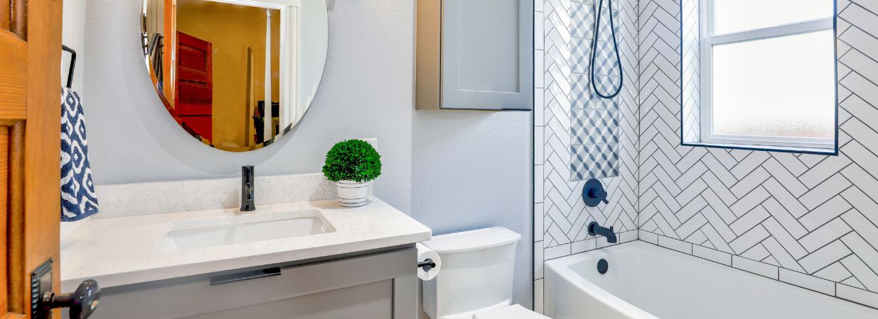 Avec ou sans rangement : quel miroir pour ma salle de bains ?